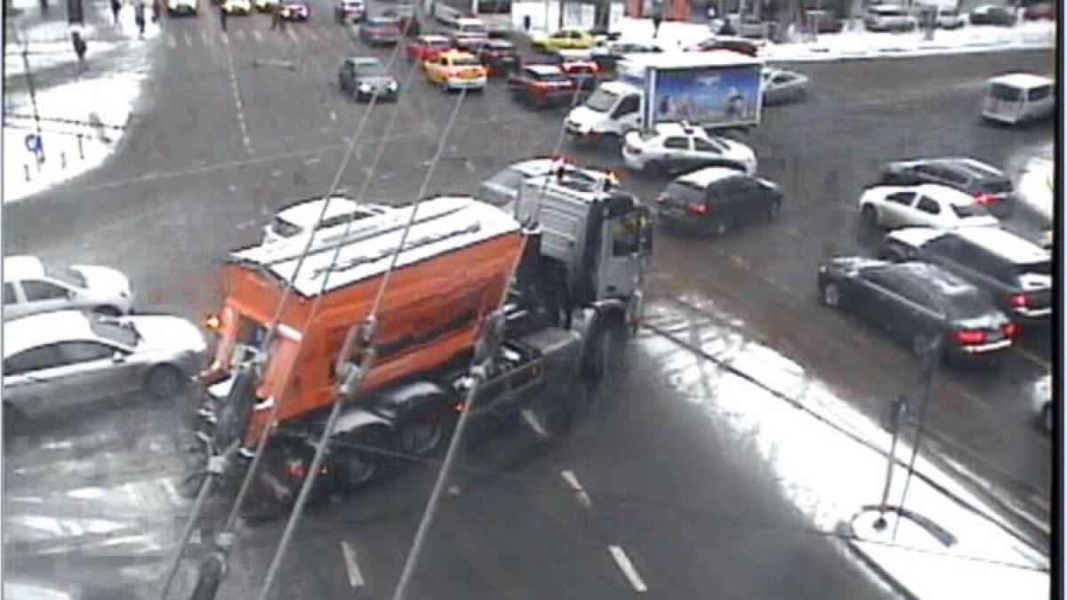 gabriela firea 200 de utilaje si 1 200 de operatori manuali actioneaza pentru indepartarea zapezii