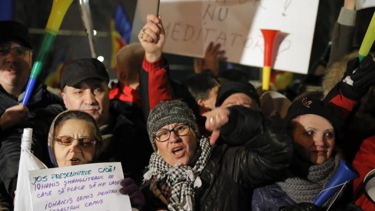 klaus iohannis in fata protestatarilor de la cotroceni suntem cu totii romani ce au raspuns cei