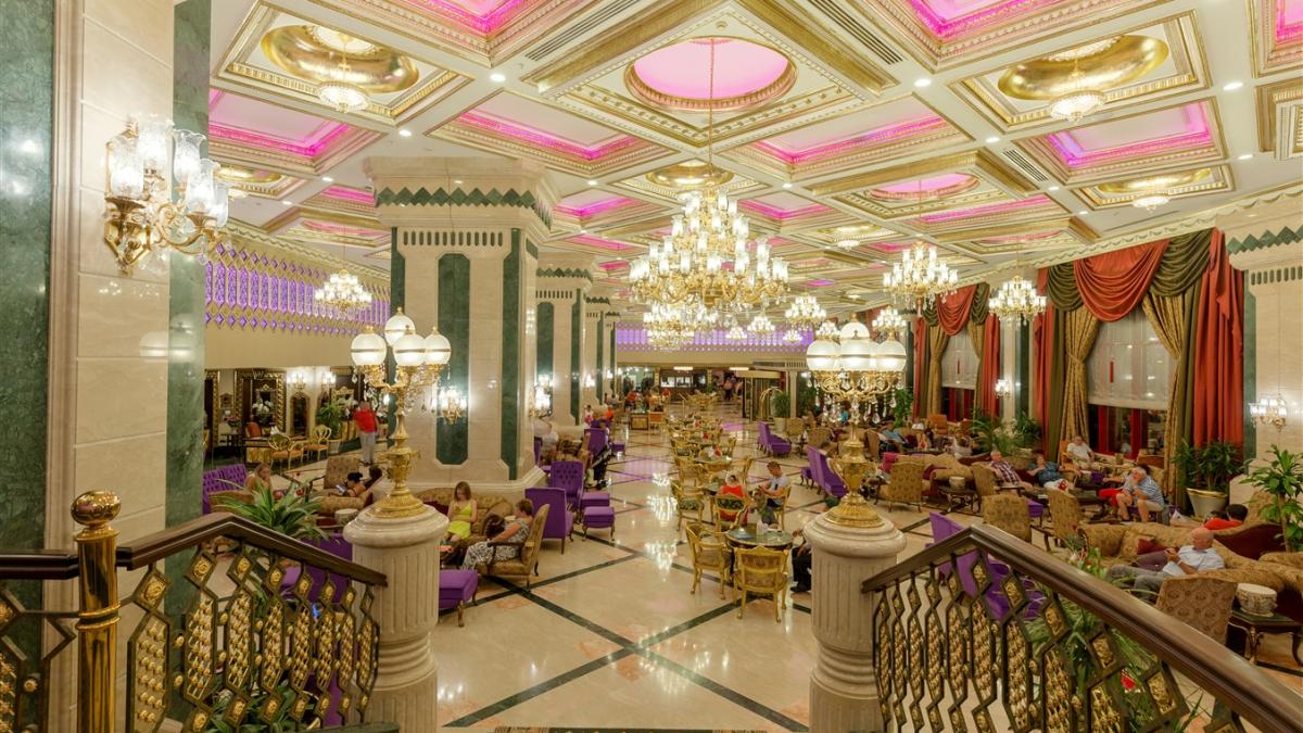 nopti turcesti si atmosfera vibranta la club hotel sera