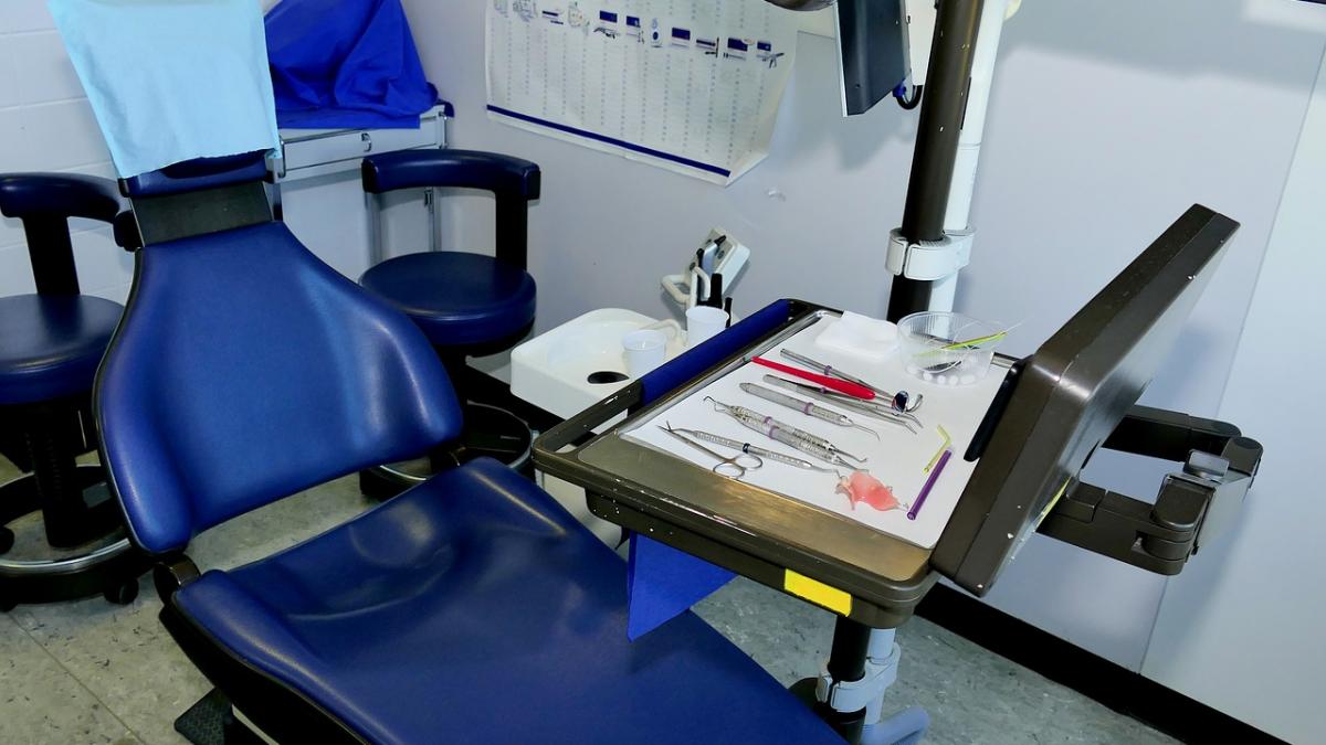 un medic stomatolog din campulung muscel este acuzat de abuz sexual