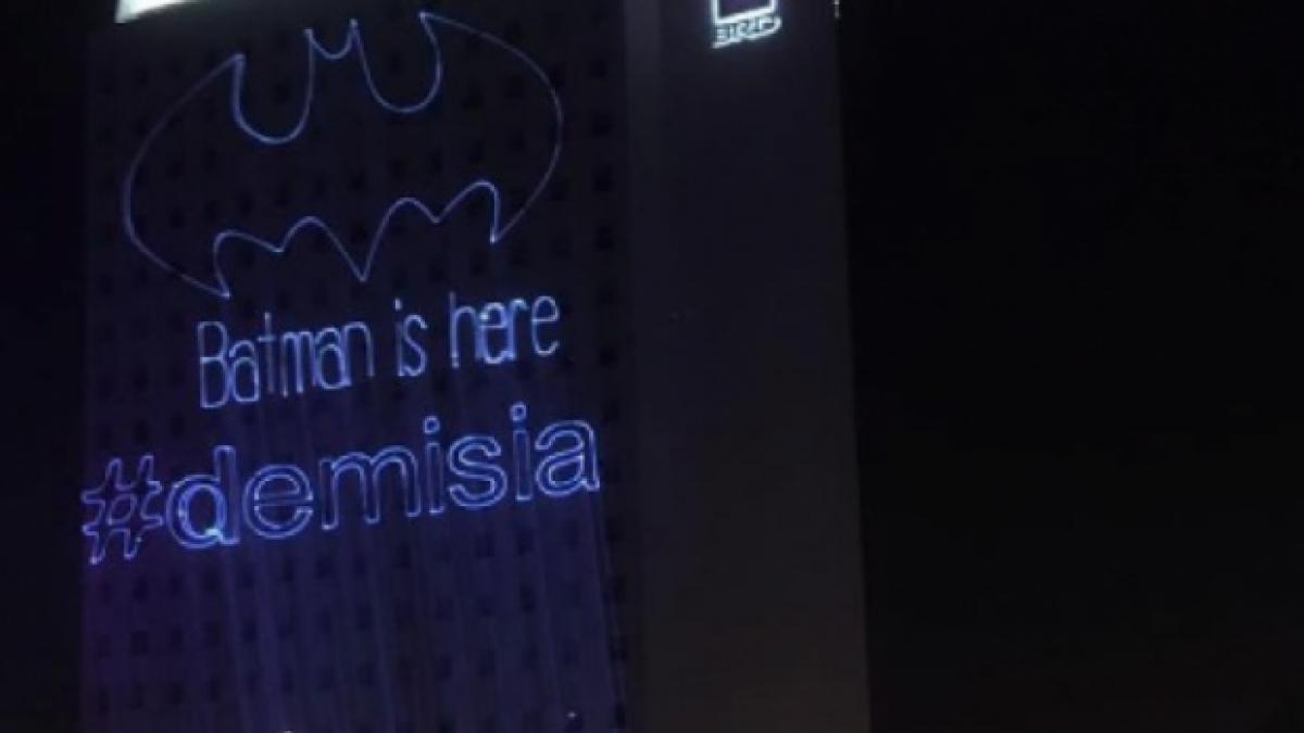 un protestatar a fost chemat la politie din cauza proiectiilor laser pe cladirea unei banci din