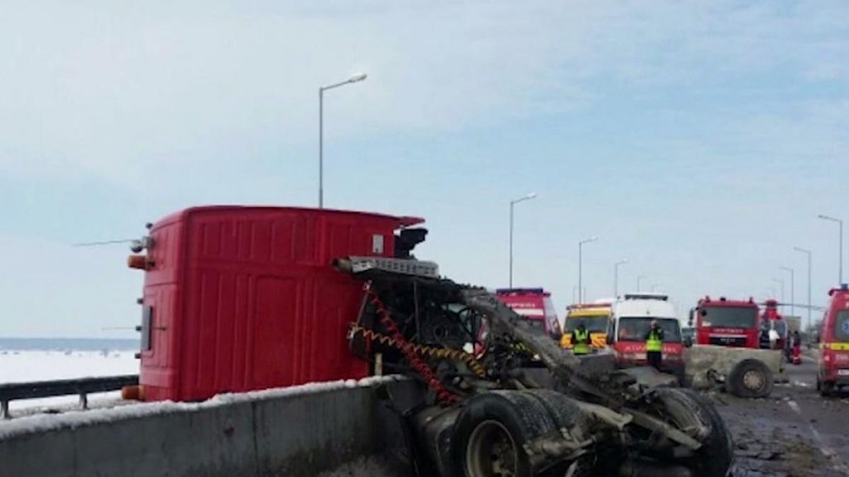 accident grav pe centura ploiestiului un tir s a rasturnat peste o masina o persoana este