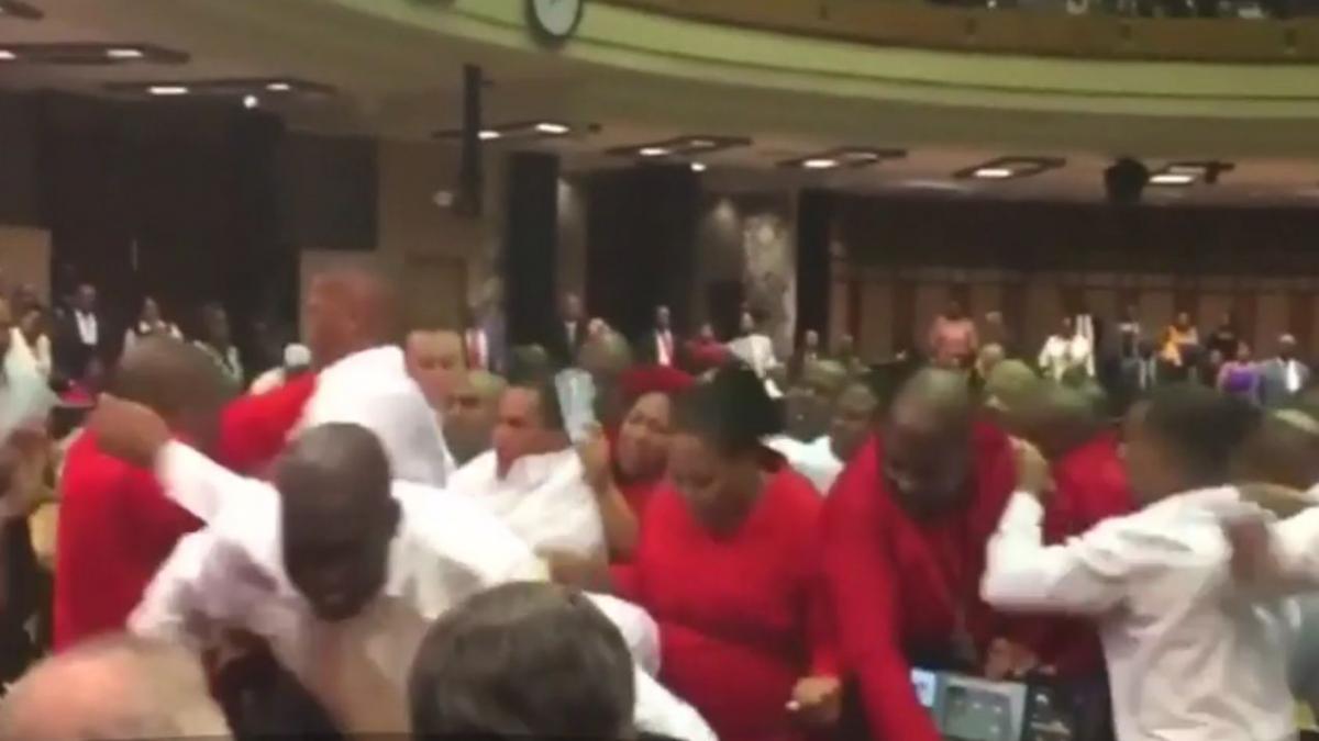 confruntare violenta in parlamentul africii de sud alesii au fost evacuati de fortele de ordine