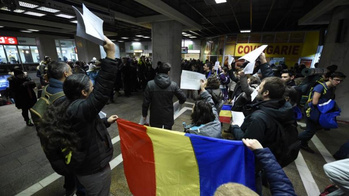 flashmob la statia de metrou piata unirii 15 tineri au intonat imnul national si au impartit
