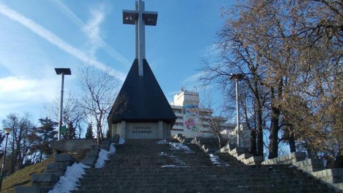 monument vandalizat cu picturi ale politicienilor dupa gratii