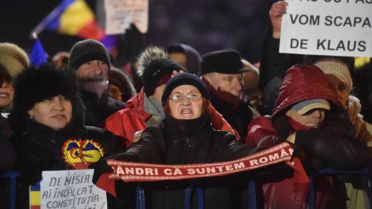 proteste la cotroceni sute de oameni au cerut demisia lui iohannis