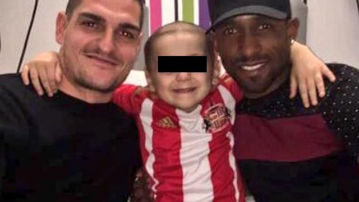 un baietel bolnav de cancer a fost vizitat in spital de fotbalistii lui preferati imaginile fac