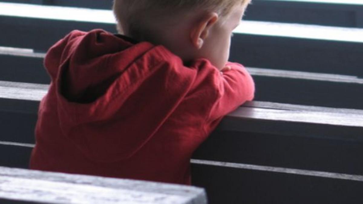 un baietel de 5 ani a fost gasit mort pe strada