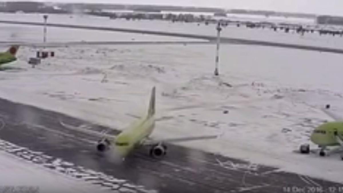 imagini infricosatoare filmate pe pista unui aeroport din rusia o aeronava face o pirueta cu peste