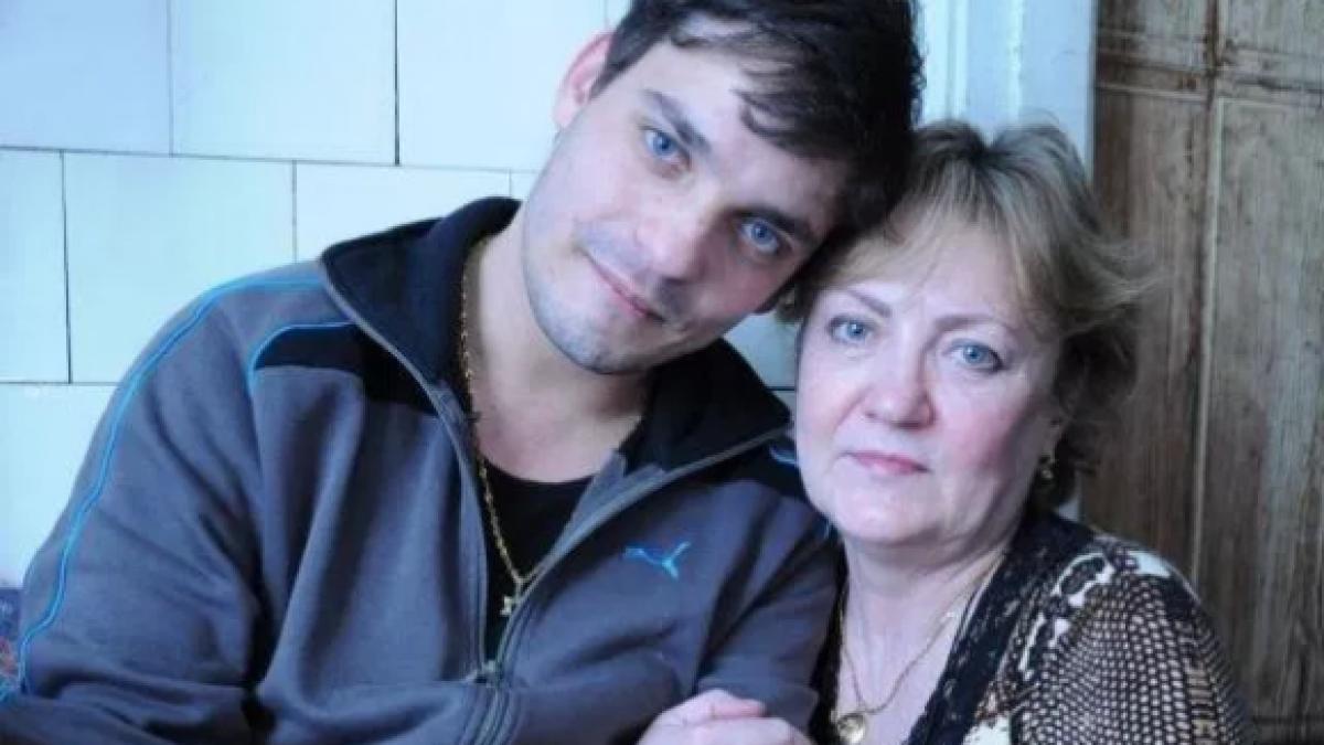 fiul lor murise cu 27 de ani in urma insa intr o zi acest tanar a batut la usa lor