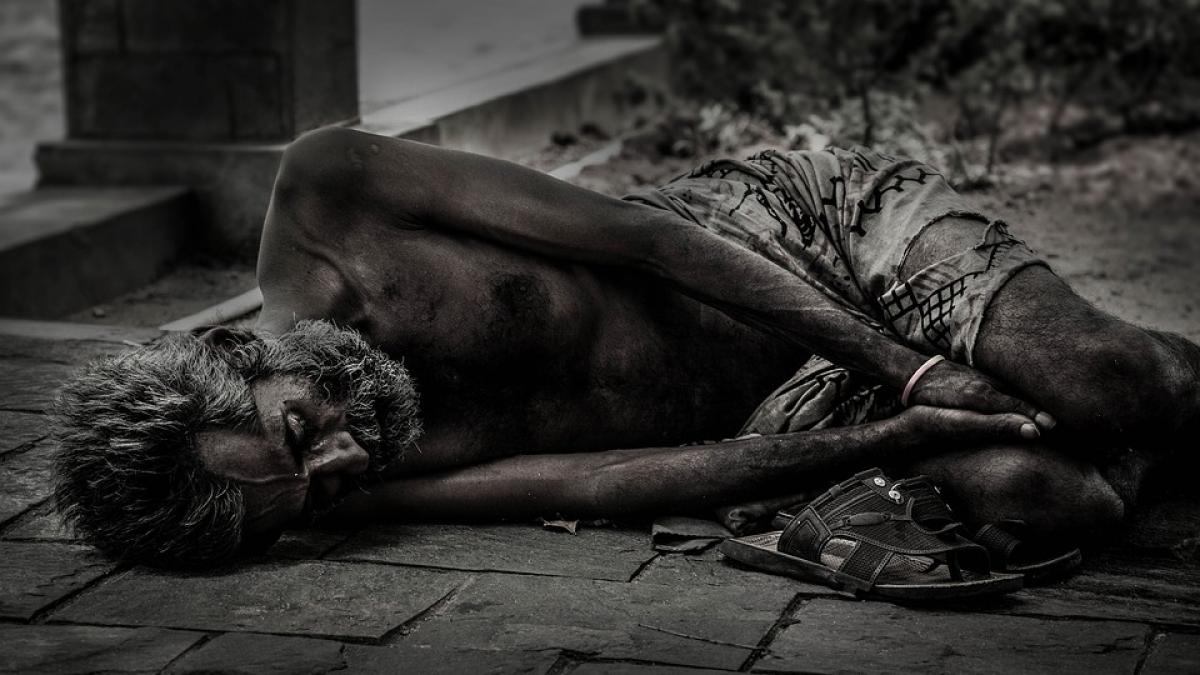 A găsit un om al străzii în faţa uşii şi a decis să-l ajute. După 18 luni, cei doi s-au reîntâlnit