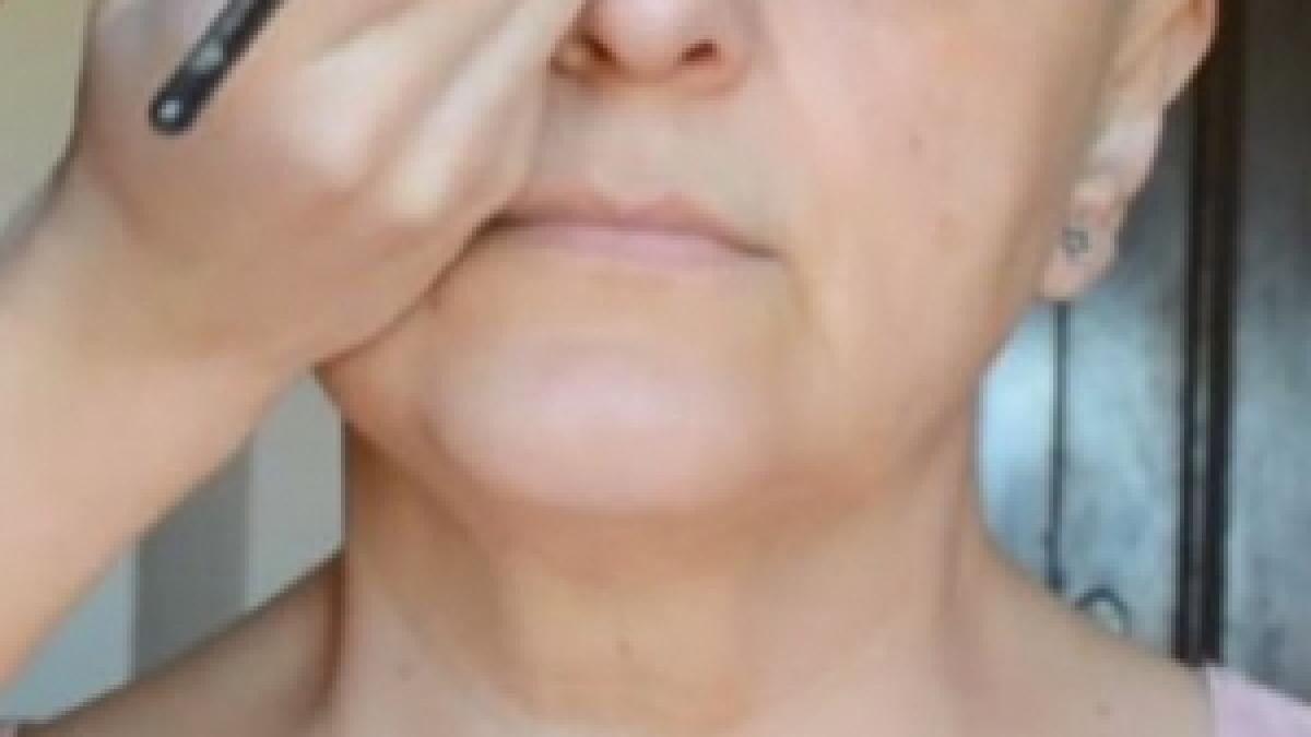 mama ei suferea de cancer si isi pierduse parul intr o zi a decis sa o ajute sa treaca peste