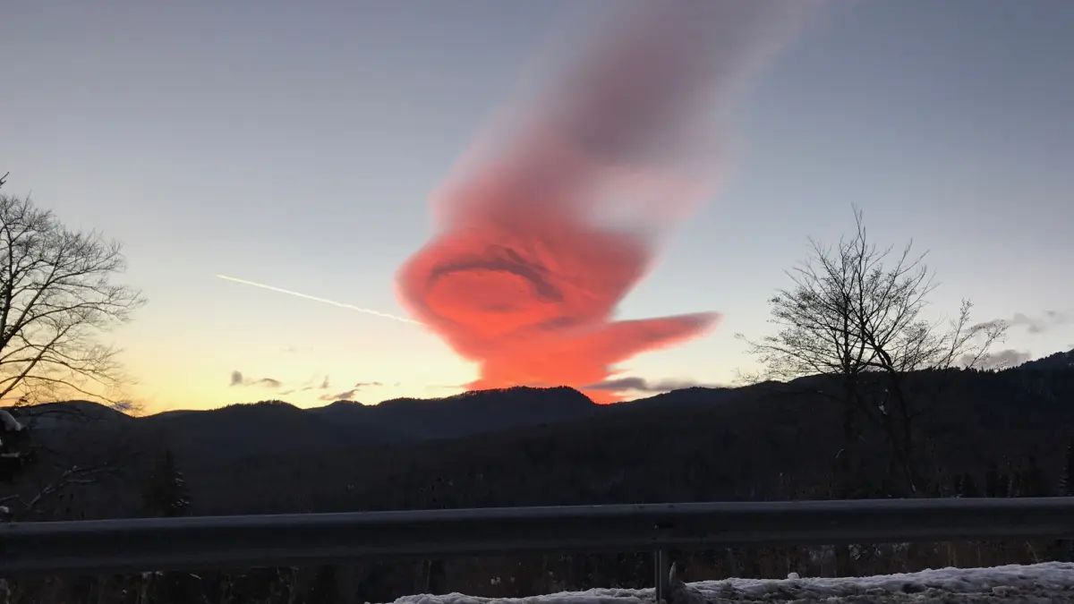 fenomen ciudat aparut pe cerul romaniei trecatorii s au oprit si au facut poze foto