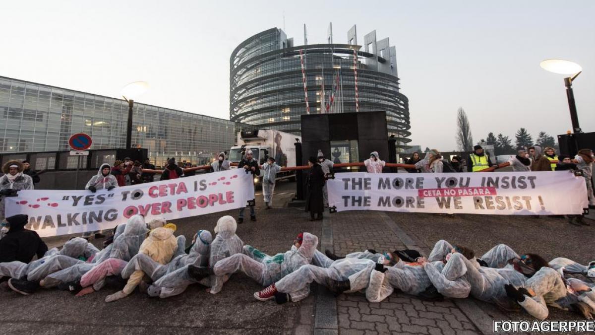 protest in fata parlamentului european impotriva acordului de liber schimb cu canada