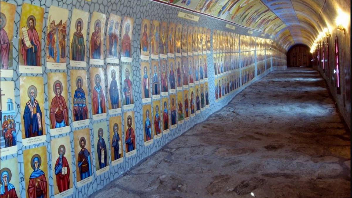 tunelul din romania care adaposteste toti sfintii din calendarul ortodox