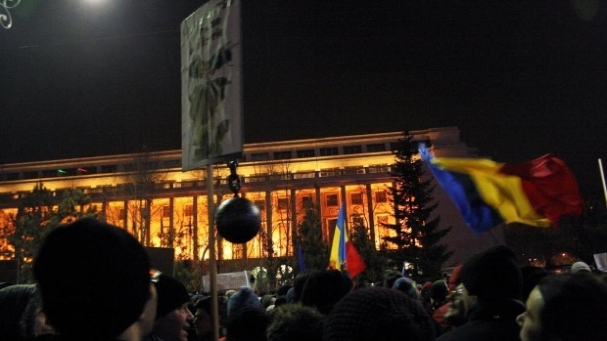 cateva sute de persoane au protestat in fata guvernului