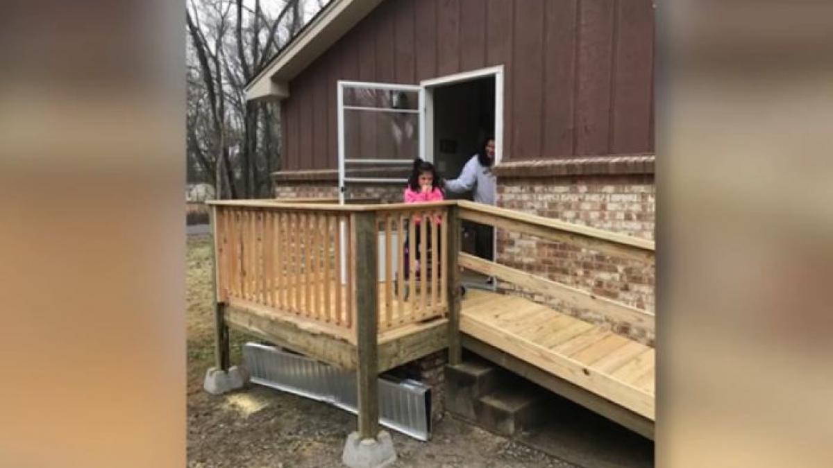 gest incredibil facut de un strain pentru o mama si fiica ei paralizata nimeni nu trebuie sa treaca