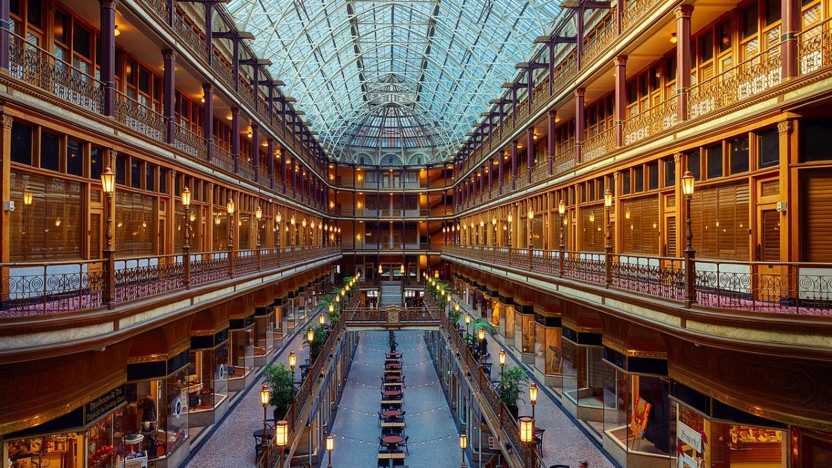 alerta de securitate in cel mai mare centru comercial din europa mii de oameni au fost evacuati de