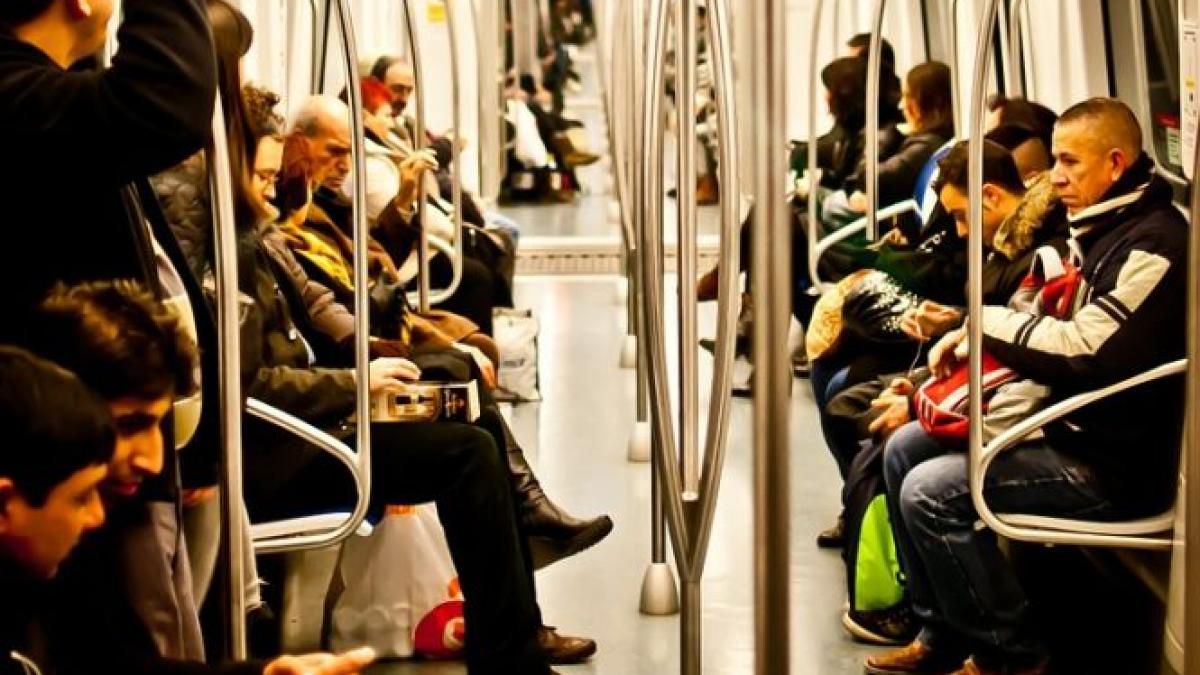 barbat in scaunul cu rotile umilit la metrou video