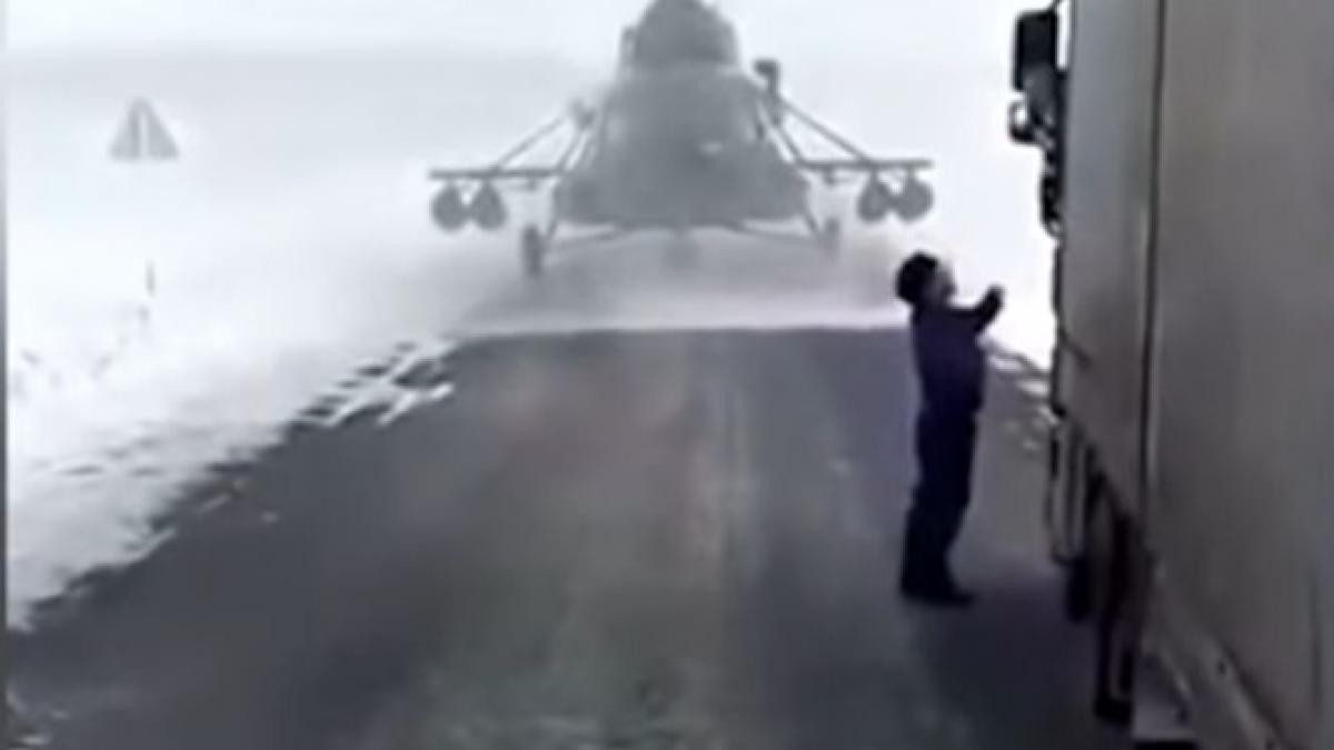 caz inedit un pilot a aterizat cu elicopterul pe sosea pentru ca se ratacise video