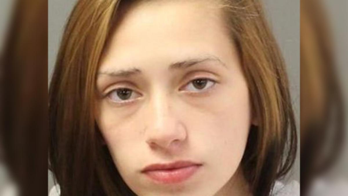 o adolescenta i a spus prietenului sau ca bebelusul lor este fetita chiar in timp ce o arunca pe