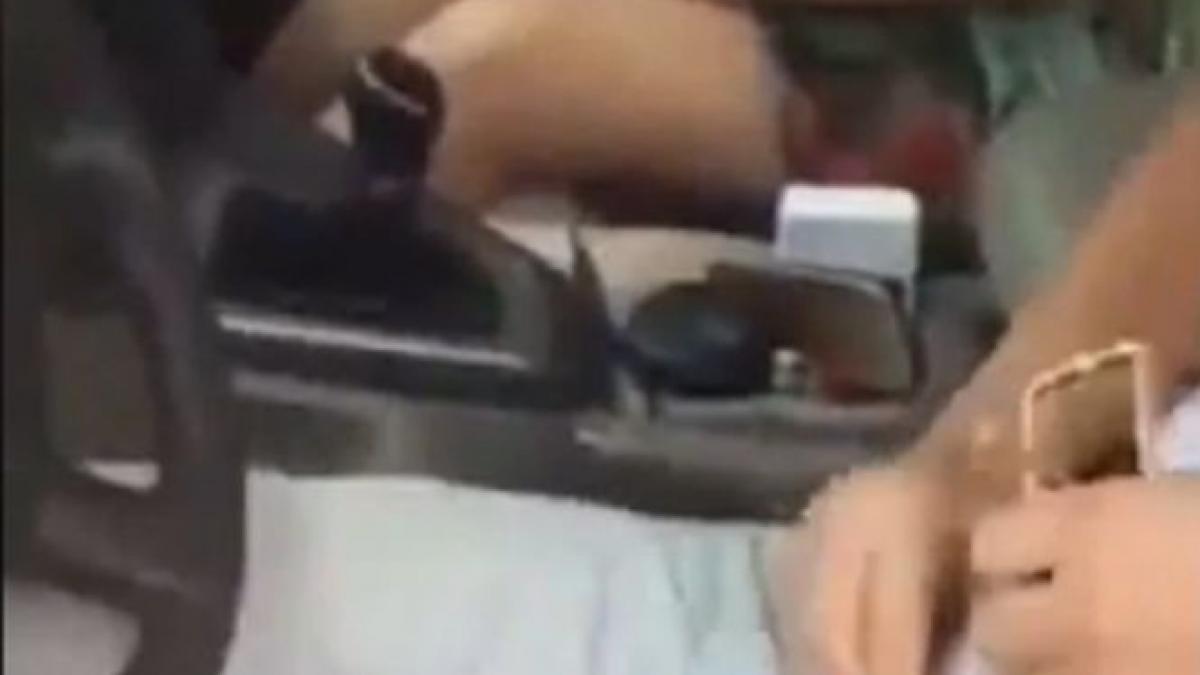 facea sex in masina cand cineva a batut in geam si a tras repede pantalonii pe el cand a vazut cine