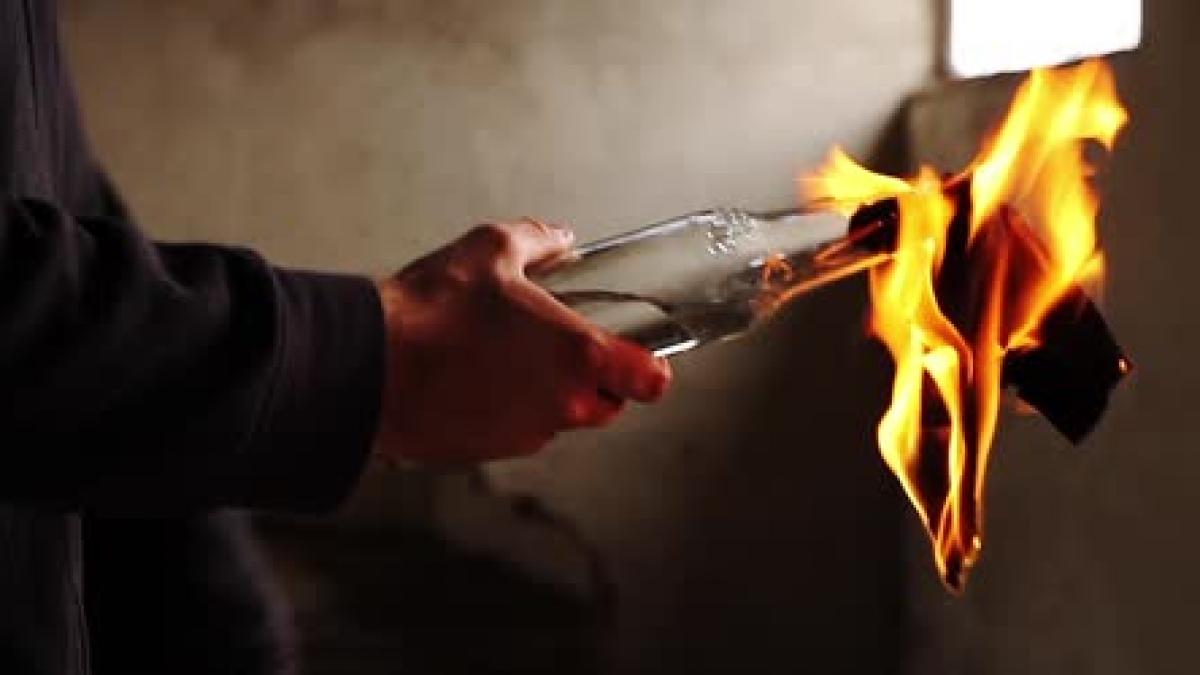 sediul partidului syriza atacat cu sticle incendiare