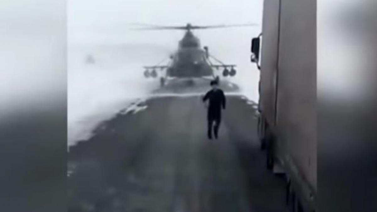 un pilot a aterizat cu elicopterul pe o autostrada