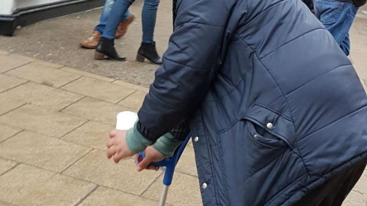 cerseau pe strada pentru o paine cum au fost fotografiati acesti oameni ai strazii e de a dreptul