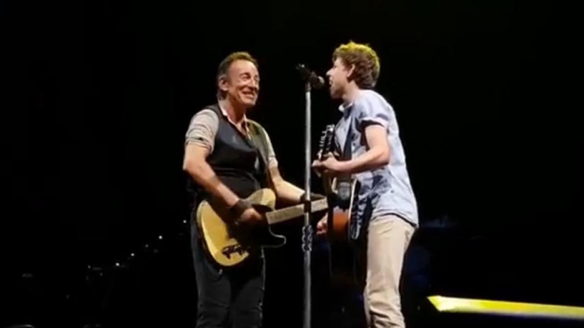 a chiulit de la scoala doar ca sa cante pe scena cu idolul lui bruce springsteen nimeni n a banuit