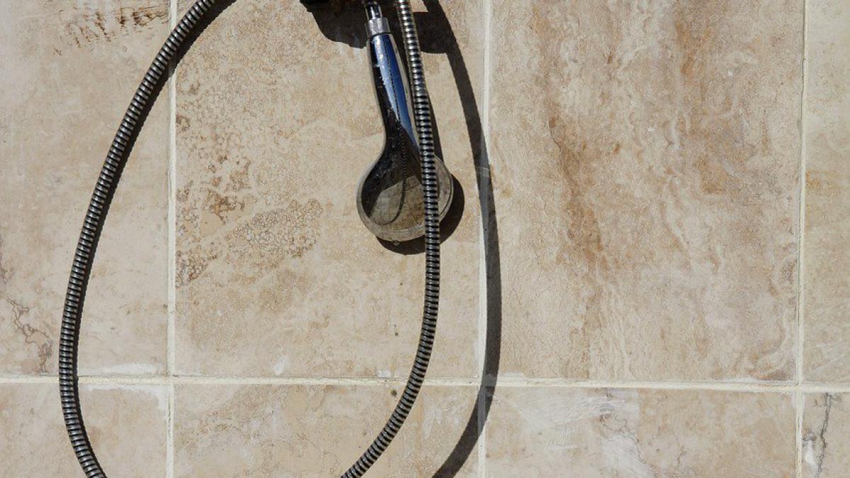 a trasat o dunga cu markerul pe bateria de la dus vei incerca si tu trucul asta