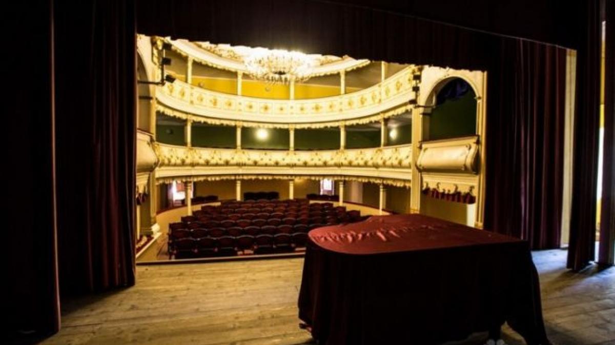 unde se afla cel mai vechi si cel mai frumos teatru din romania are 200 de ani si a fost construit