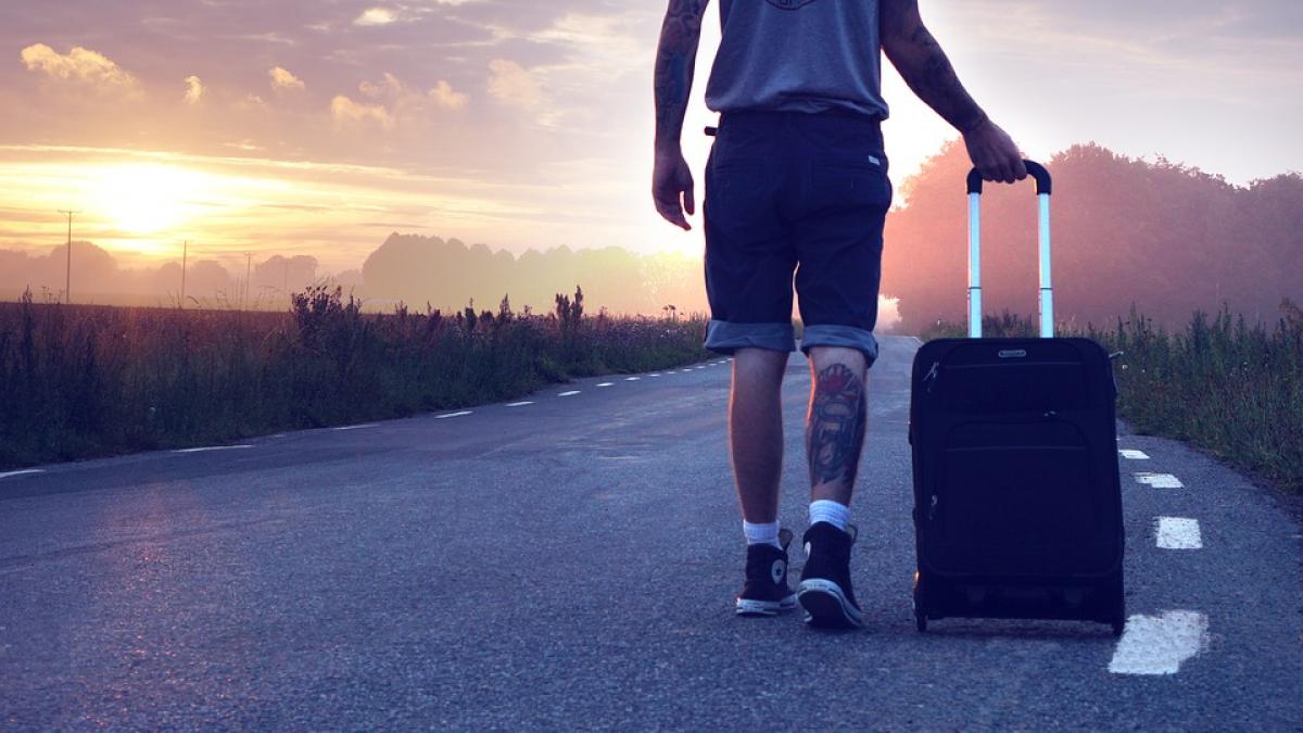 a venit in tara cu o valiza plina cu bani si a stat doar cateva ore motivul este incredibil