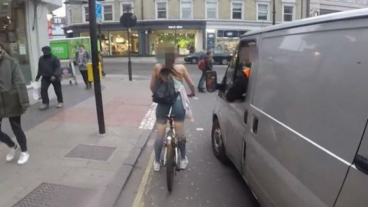 un mitocan a incercat sa o pipaie in trafic gestul femeii a devenit viral