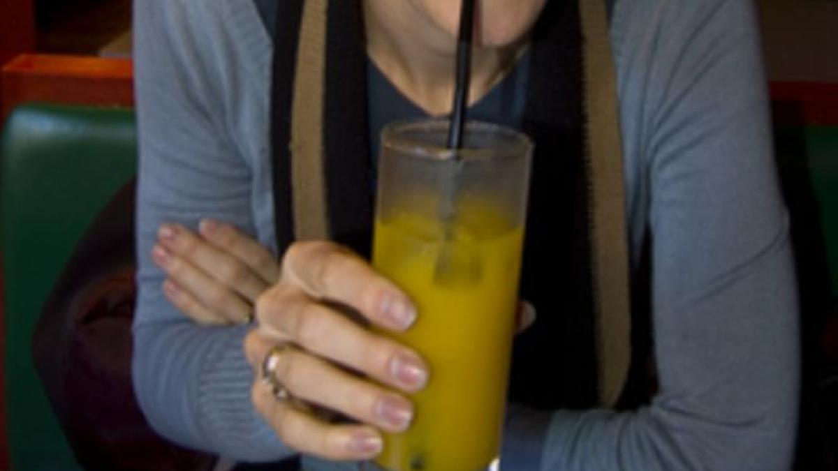 a baut trei pahare din aceasta bautura si s a dus sa fumeze o tigara a doua zi au gasit o moarta in