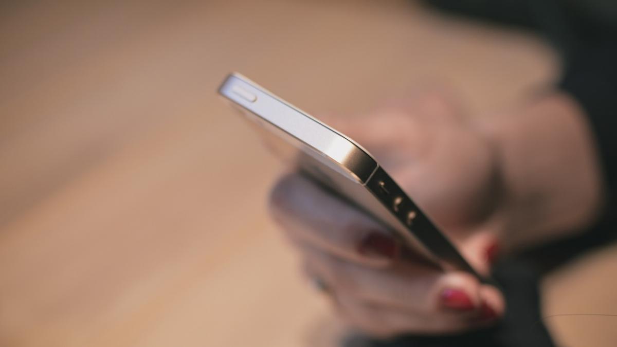 a gasit un iphone uitat la toaleta ce a aflat despre proprietara lui dupa doar cinci minute