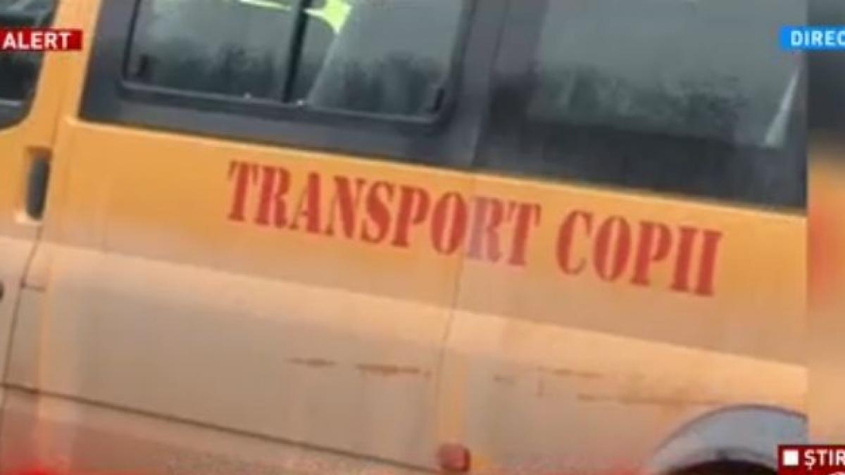 Un microbuz școlar a fost implicat într-un accident rutier. Zece copii au fost răniți