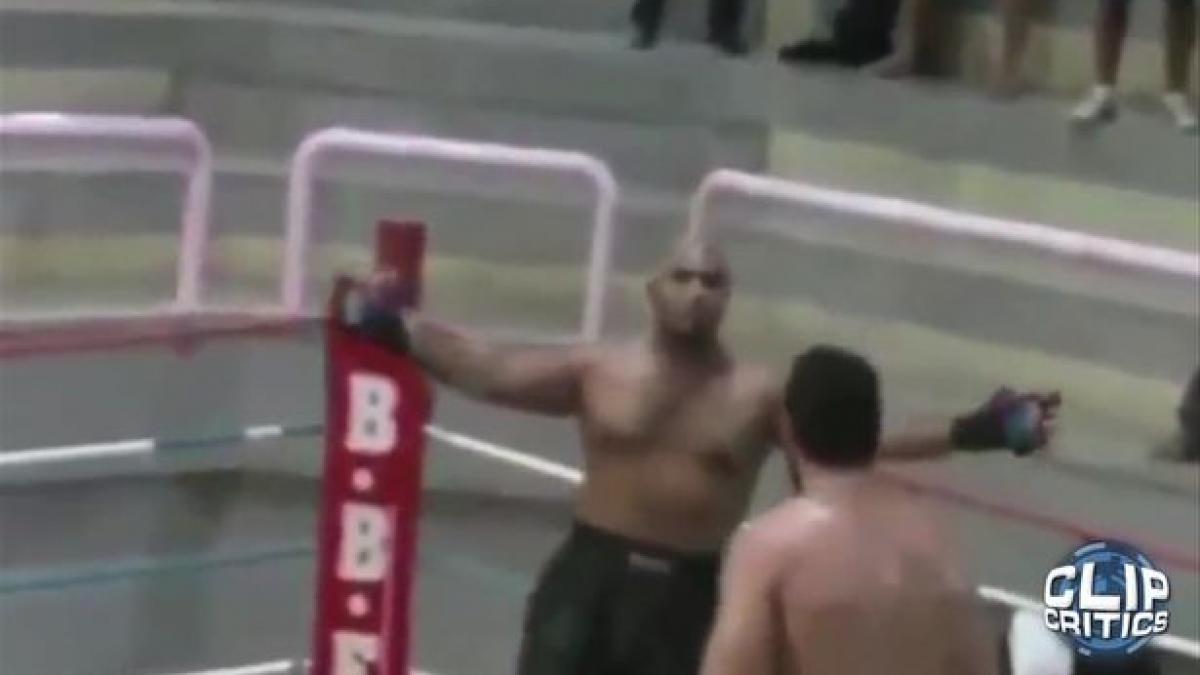 a deschis bratele si i a cerut adversarului sa il loveasca ce a urmat este incredibil