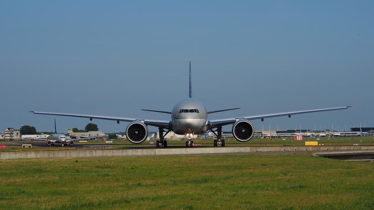 incident aviatic pe aeroportul din timisoara un avion cargo a iesit de pe suprafata de rulare