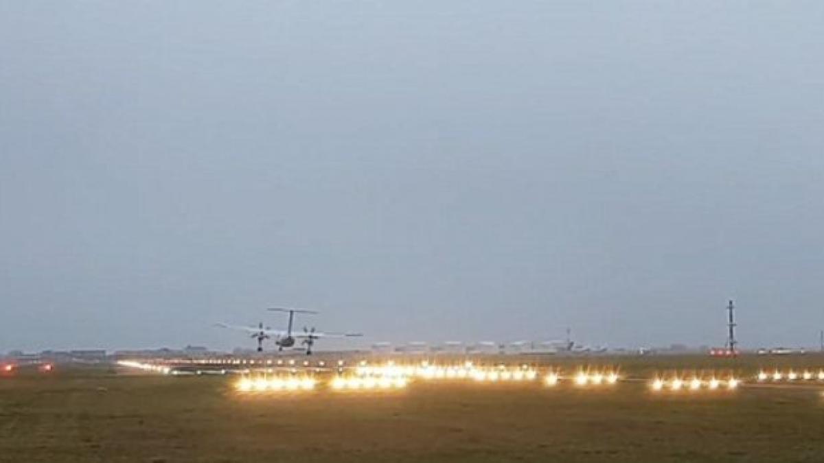 trenul de aterizare al unui avion de pasageri a cedat pe aeroportul din amsterdam video