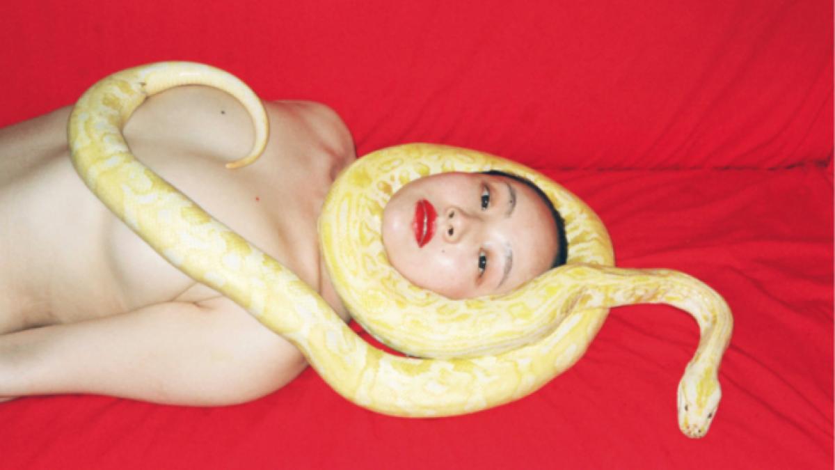 un mare fotograf contemporan s a sinucis la doar 29 de ani prietenii sai acuza autoritatile