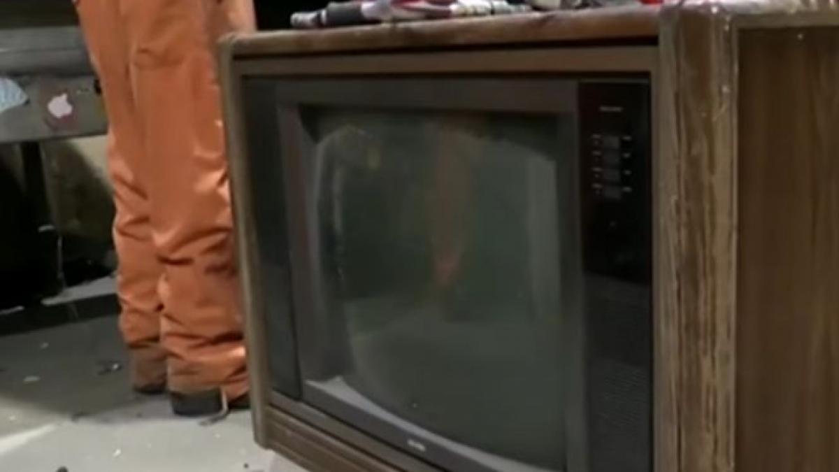 a vrut sa arunce un televizor vechi dar a gasit in interior o suma uriasa de bani ce a urmat