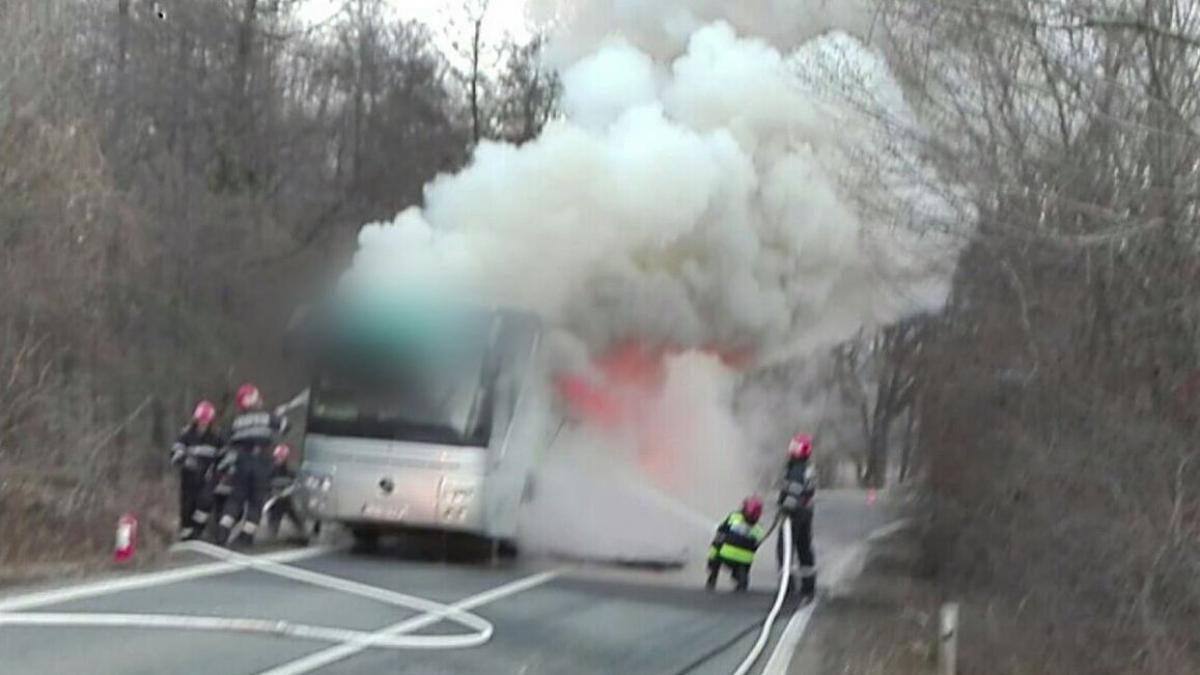 autocar in flacari clipe de groaza pentru zeci de pasageri
