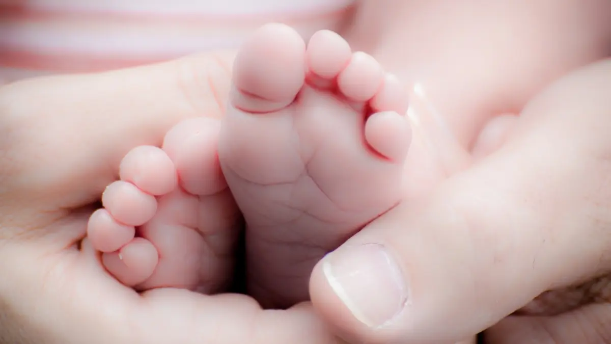 micutul plangea neincetat cand mama i a dat sosetele jos si s a uitat la picioarele lui a ramas