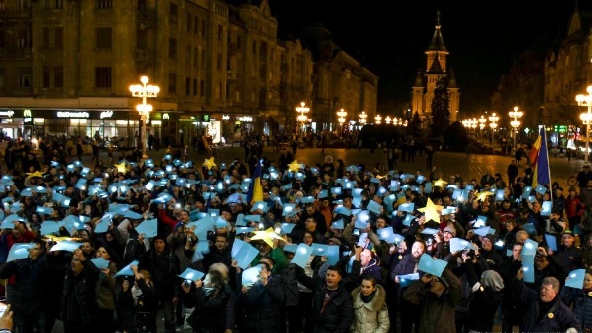 peste 2 500 de persoane s au adunat in piata victoriei