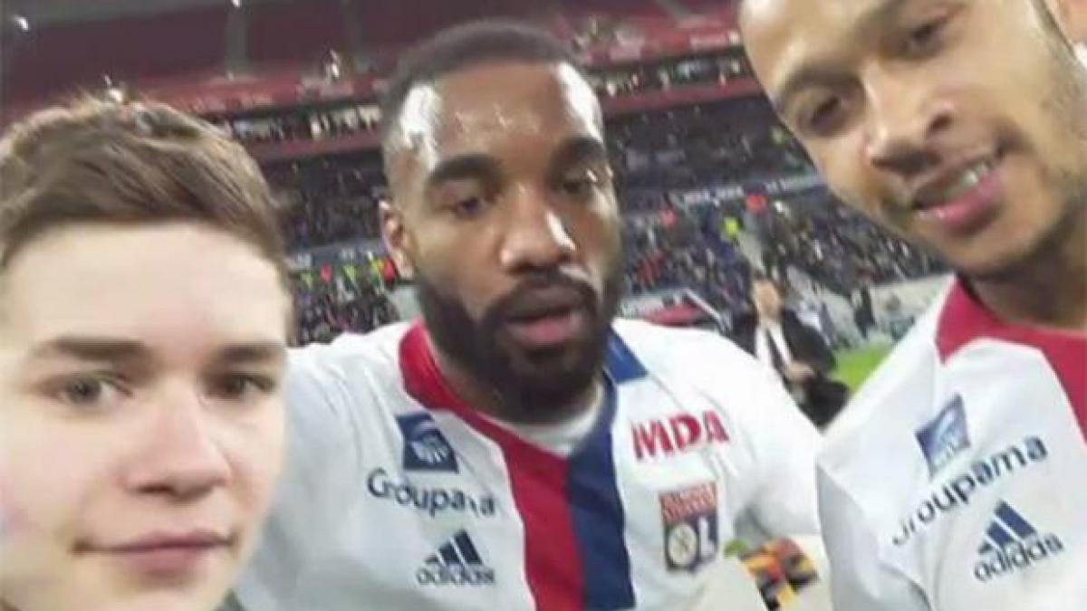 un selfie cu un cunoscut fotbalist il poate costa scoala de corectie pe un pusti de 15 ani