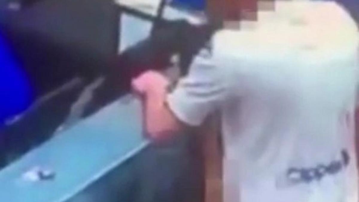 video ipostaza scandaloasa in care a fost surprins un cuplu asteptau sa ridice comanda insa