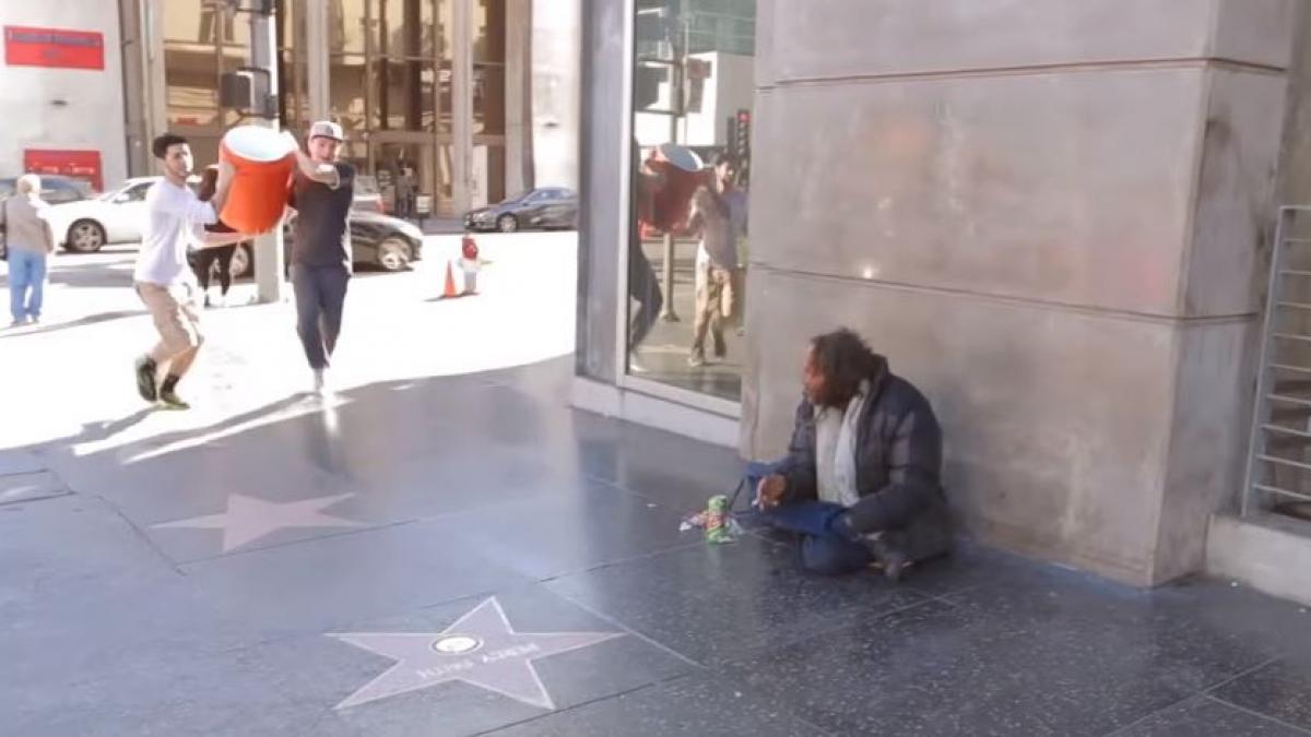 au decis sa i faca o baie cersetorului de la coltul strazii asa cu nu a mai avut parte niciodata