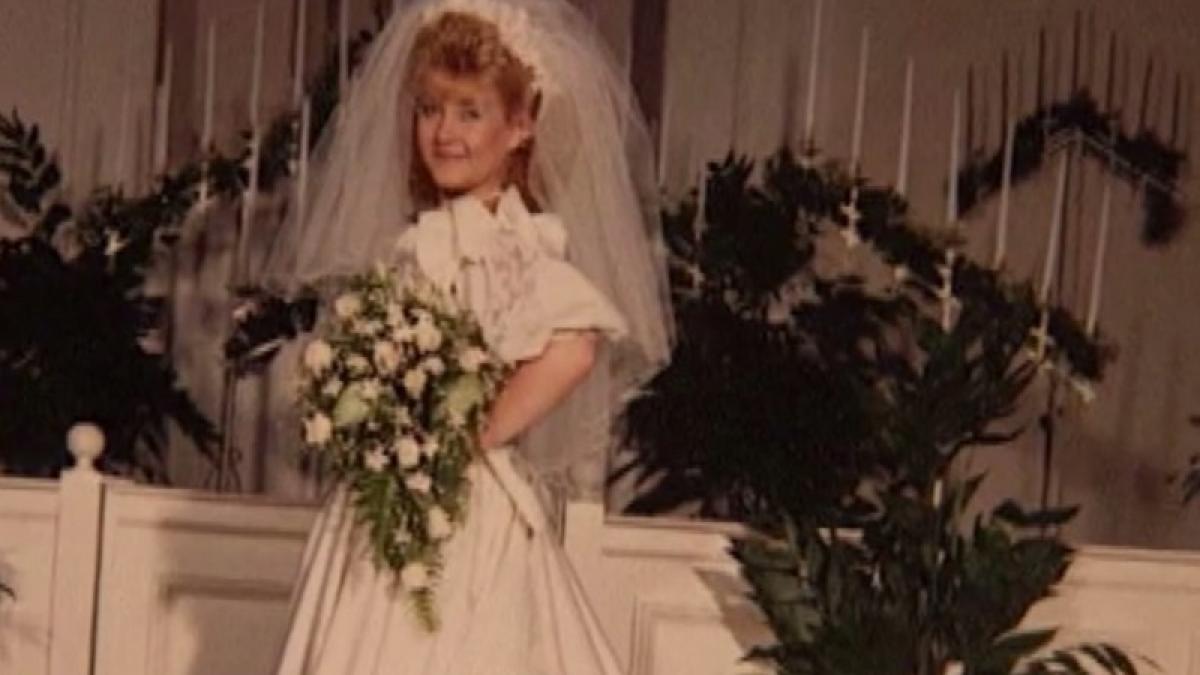 a deschis cutia cu rochia ei de mireasa dupa 30 ani cand a vazut ce era in interior a tipat socata