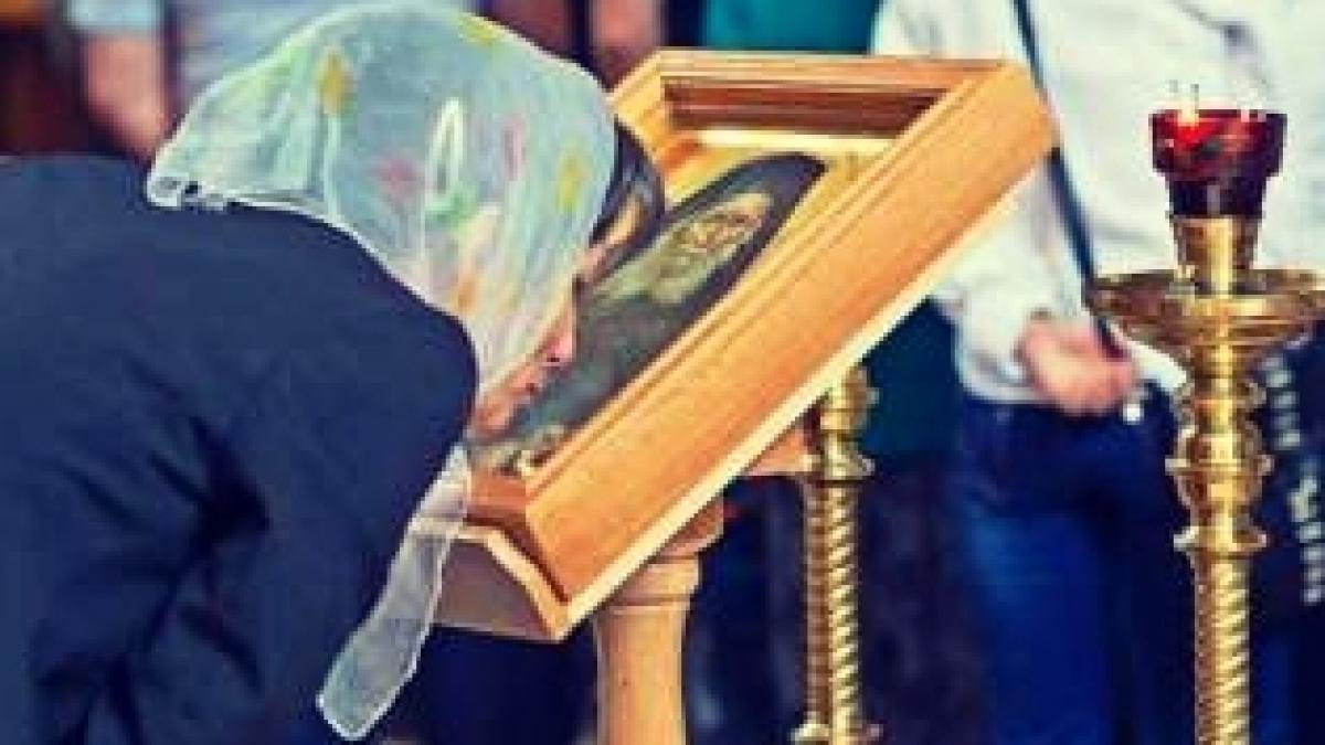 femeile care merg rujate la biserica si pupa icoanele vizate de un avertisment dur